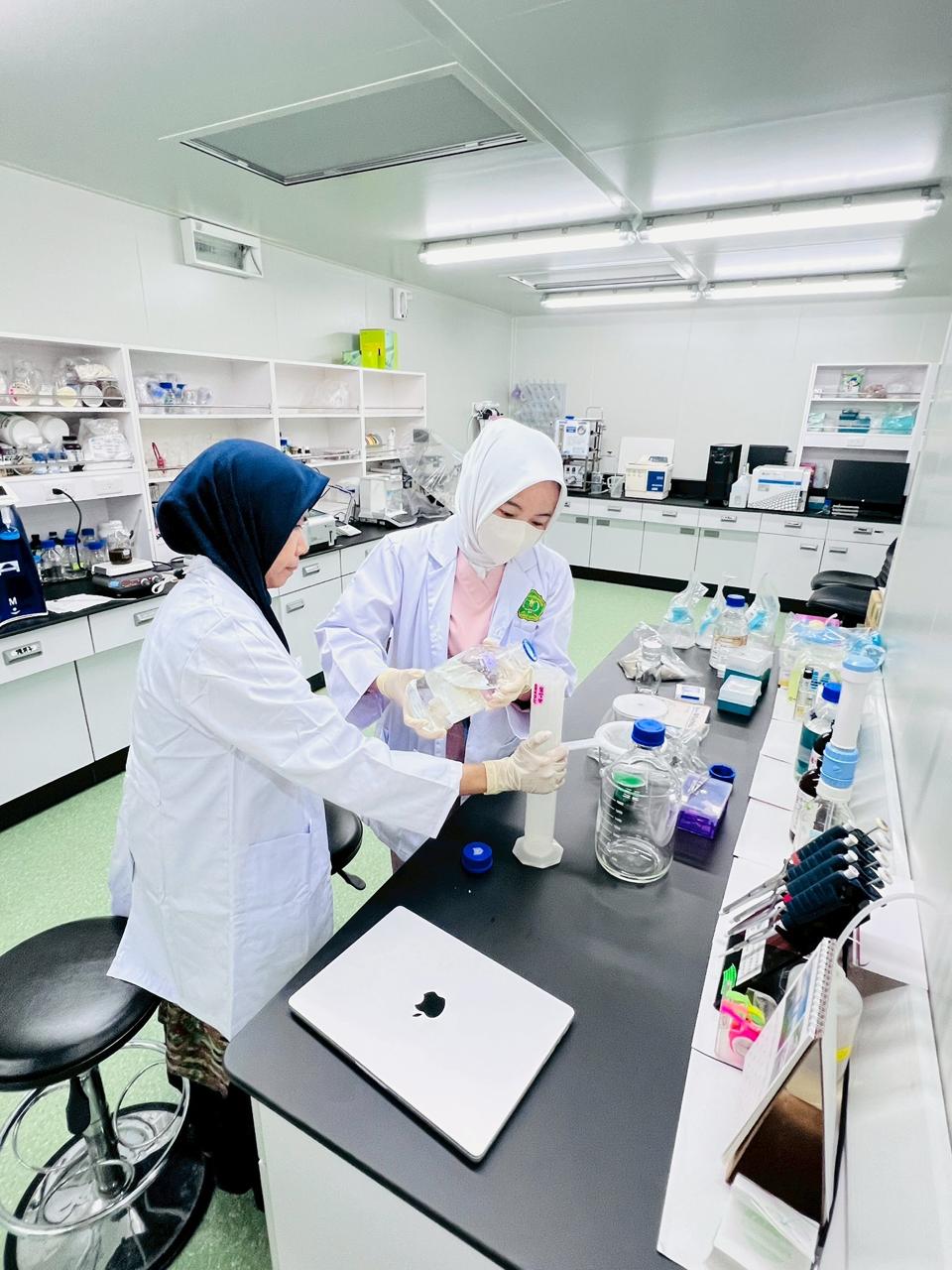 Gedung Fakultas Kedokteran modern dengan fasilitas laboratorium canggih dan ruang kuliah yang nyaman