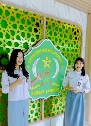 Gedung Fakultas Kedokteran modern dengan fasilitas laboratorium canggih dan ruang kuliah yang nyaman