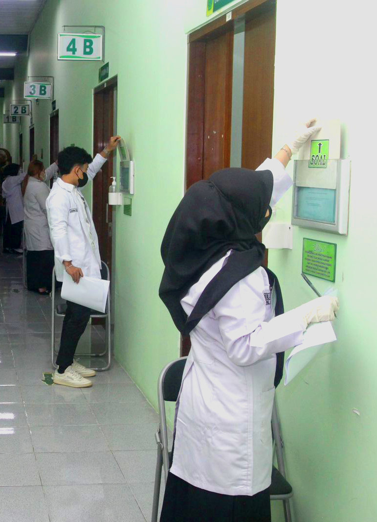 Gedung Fakultas Kedokteran modern dengan fasilitas laboratorium canggih dan ruang kuliah yang nyaman